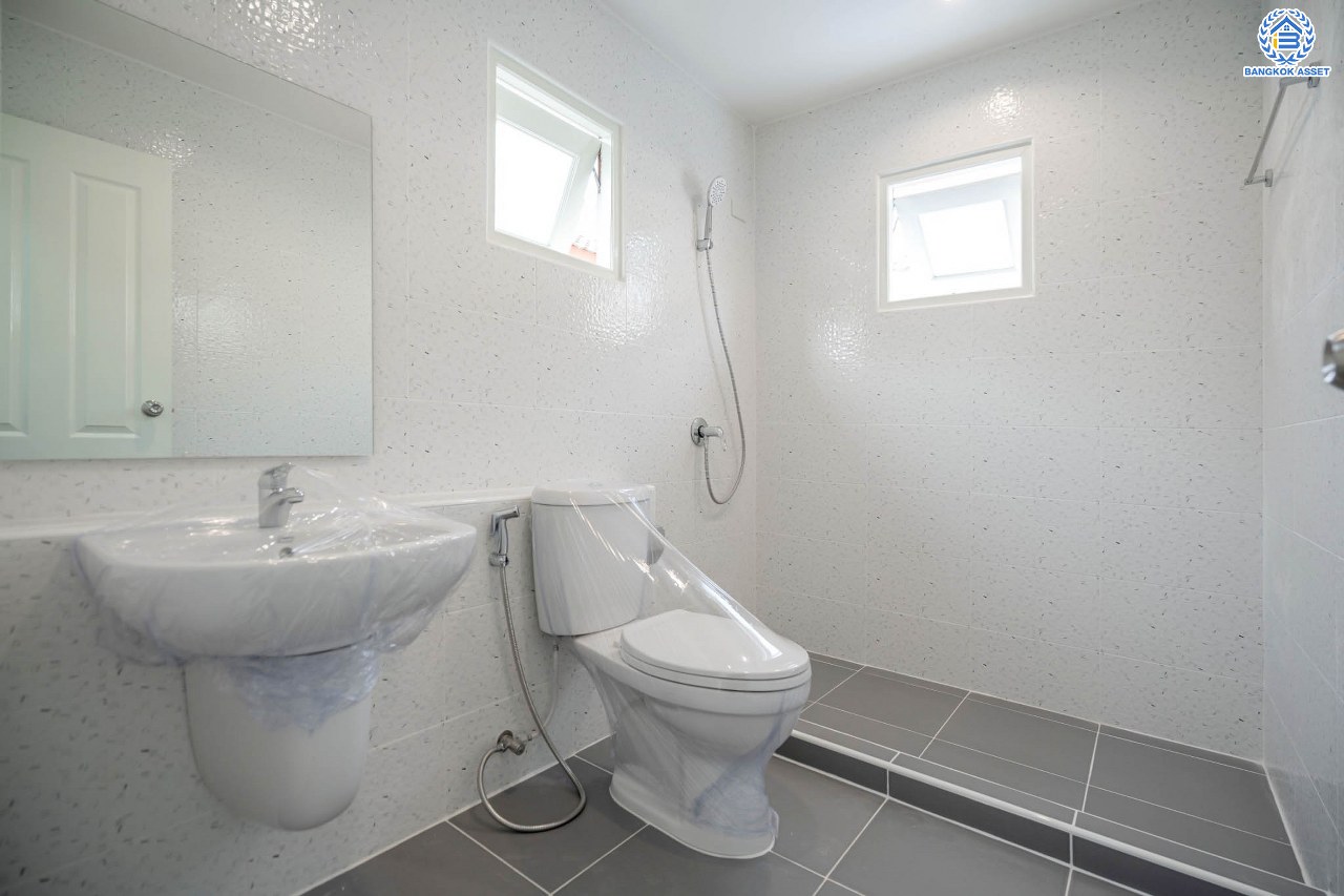 บ้านมือสองตกแต่งใหม่ สุดคุ้ม! โครงการ ภัสสร8 บางใหญ่ ดีไซน์สวย เนื้อที่ 50.7 ตร.ว. ฟังก์ชัน 4 ห้องนอน 3 ห้องน้ำ จอดรถได้ 2 คัน แต่งครบพร้อมอยู่ บนทำเลศักยภาพ โครงการติดถนนใหญ่ เข้า-ออกสะดวก ใกล้เซ็นทรัลเวสต์เกต รถไฟฟ้า "สถานีตลาดบางใหญ่" และจุดขึ้นทางด่วน "ศรีรัช"